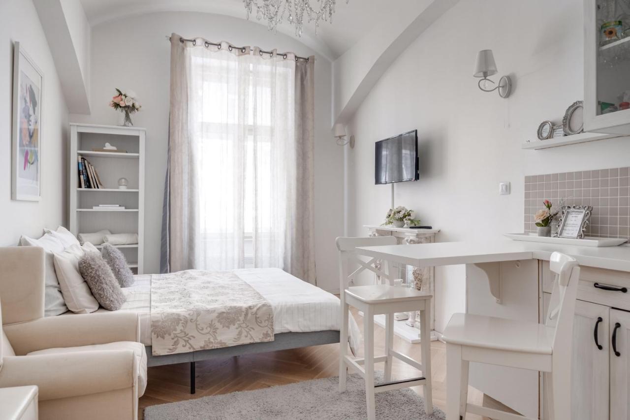 Apartment With The Lions Prag
